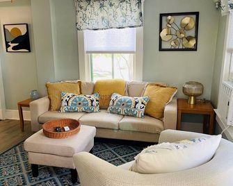 115 Rose Cottage with 2 bedroom walk to Groton Bay - Groton - Living room