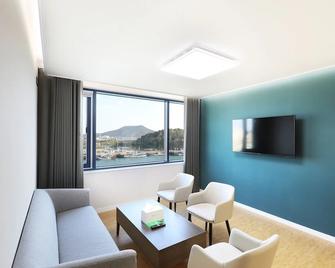 Mokpo Ocean Hotel - Mokpo - Wohnzimmer