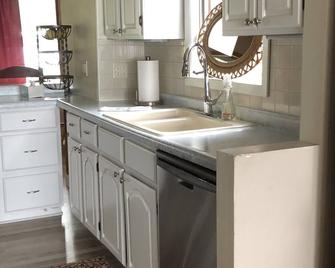 Great Location On Lake Waubesa, 10 Minutes from Downtown Madison and UW campus - Madison - Kitchen