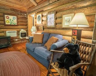 North 40 Lodge & Tavern - Clarkesville - Living room