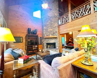 Smoky Mountains National Park, Cades Cove, Secluded Romantic Honeymoon Getaway - Townsend - Living room