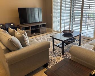 The perfect tailgating game day condo - Auburn - Living room