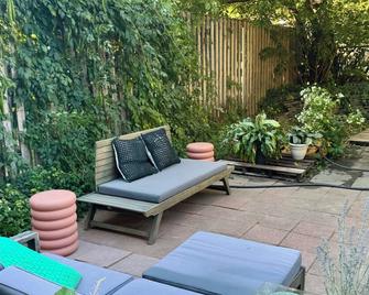 Spacious Bushwick Bedroom - Very close to Subways & to Manhattan, Pet-Friendly! - Brooklyn