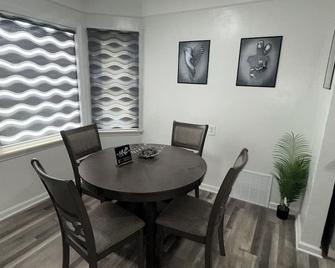 Cozy Modern 2-bedroom house in wonderful Detroit/Redford Area. - Detroit - Essbereich