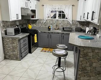 Spacious One Bedroom Apartment in Palmiste - San Fernando (Trinidad y Tobago) - Cocina