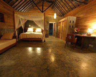 لور بليو - نوسي بي - غرفة نوم