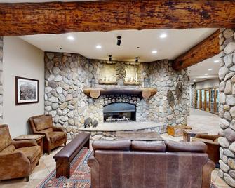 Ski-in/out 5th-floor condo with mtn views, in/outdoor pools, hot tub, sauna, gym - Crested Butte - Lounge