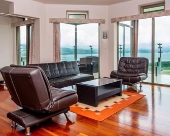 1b/1den Condo Suite With Breathtaking Lake Views - Tilarán - Sala de estar