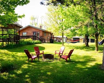 Cozy Cabin with Hottub at Cloverdale Cabins - Hinckley - Innenhof