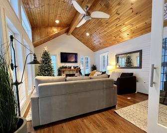 'Under The Oaks' on Buffalo Lake: Cozy Snowmobiling & Ice Fishing Cottage - Montello - Living room