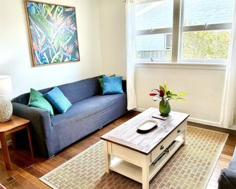 Yamba Fishing Cottage! 3 bed, A/C, Ideal location, WiFi +++ - Yamba - Living room