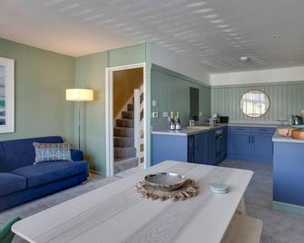 Outstanding 3 Bedroom Townhouse in Hertford - Hertford - Kitchen