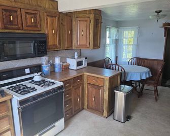 Charming 2-bedroom cottage 'on Simonton Lake' in delightful Elkhart with WiFi - Elkhart - Kitchen