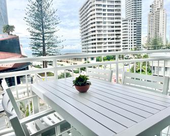 Wharf Boutique Apartments - Surfers Paradise - Balcón