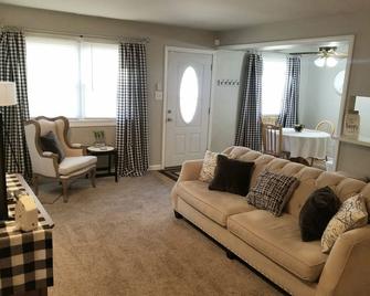 Merrillville Condo-Close to Hospitals and Refinery - Merrillville - Living room