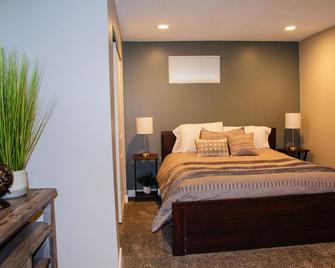Updated Basement Apartment with Hottub & Incredible City View - Cottonwood Heights - Habitación