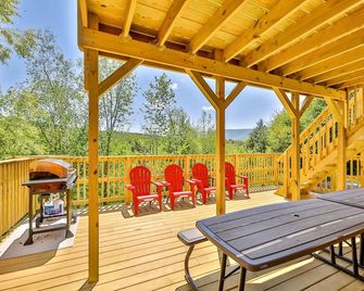 Best Mountain Views Triple level Deck /w Hot tub Brand New Home Sleeps 30! - Tannersville - Balcony
