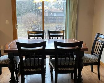 3 BR 2 BA Townhouse - Great for families or groups! - Fitchburg - Comedor