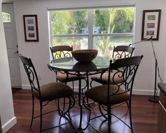 Tropical Backyard Oasis! Prime Location Near Main St & Trolley to Lido Beach! - Sarasota - Dining room