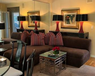 Laguna's Hidden Gem Penthouse 2 Bedrooms, Den, Oceanview. Quality Beds. 4 Guest - Laguna Beach - Living room