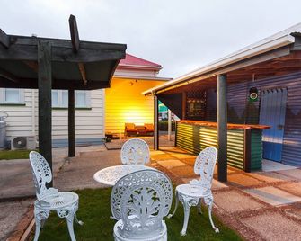 Beautifully-maintained Villa in walking distance to Te Aroha hot pools, cafes - Te Aroha - Patio