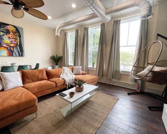 Downtown Bohemian Loft - Macon - Living room