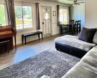 In-Town Escape: Pet-Friendly, Hot Tub, 3-Min Walk to Don Morse Park (waterfront) - Chelan - Wohnzimmer