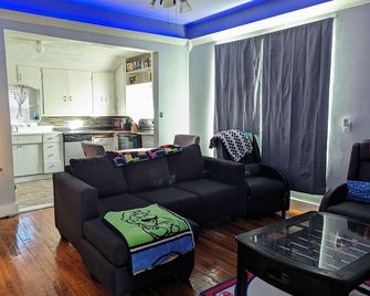 The Gamer’s Oasis! Bring Friends And Family Together For Retro/Modern Gaming! - Springfield - Living room