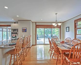Walk to Beach! Hyannis Family Haven with Deck - Barnstable - Comedor