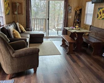 One-Bedroom House - Toronto - Living room