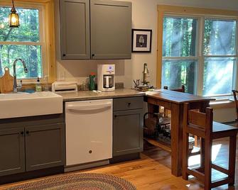 Bright beautiful clean 3br/2ba Lake House by Norway hiking, skiing & restaurants - Norway - Kitchen
