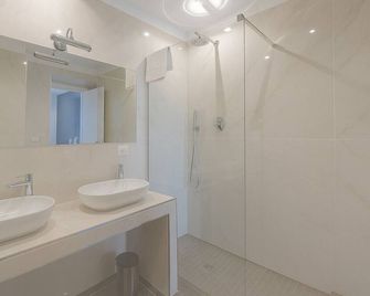 Hotiday Pozzuoli - Pozzuoli - Bathroom