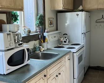 Small Vintage Ranch Accomidation - Cochrane - Cocina