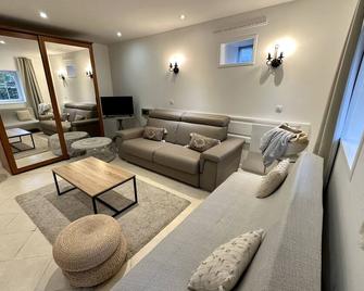 Gîte Chez Tiramisù avec piscine - Saint-Jean-d'Angély - Wohnzimmer