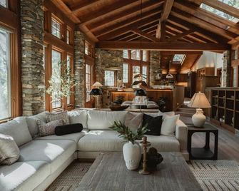 Luxury Nature Getaway Stone House by Casa Oso - Mariposa - Habitación