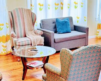 Delightful dwelling - Buffalo - Living room