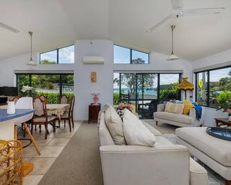 Rangimarie - Paihia Holiday Home - Paihia - Living room