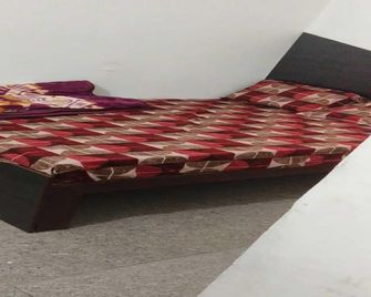 Hotel O Rahi Guest House - Amroha - Bedroom