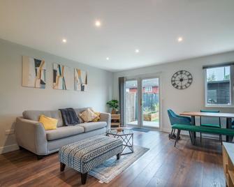16 Waterloo Close, Newmarket - Newmarket - Living room
