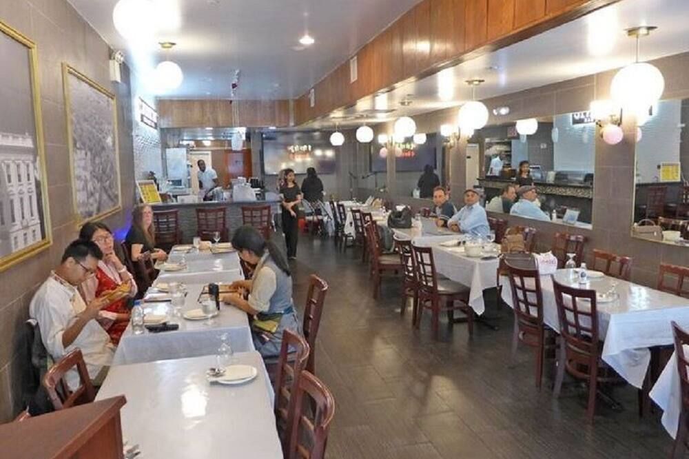 Six individual BR with two shared bathrooms; block away from Train, bus & market - كوينز - مطعم