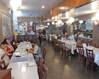 Six individual BR with two shared bathrooms; block away from Train, bus & market - Queens