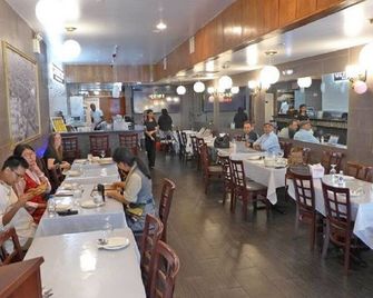 Six individual BR with two shared bathrooms; block away from Train, bus & market - كوينز - مطعم