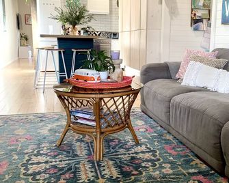 Anchored Currarong. Bespoke Coastal Boho Luxe Catering to Families. Pet Friendly - Currarong - Sala de estar