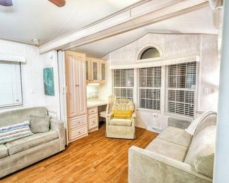 Ocean Grove Rv Resort St Augustine - St. Augustine - Living room