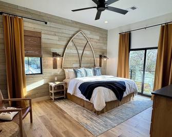 Gaines Ranch on the Square | Cutter’s Quarters | 2 Kings| Sleeps 6 | Wimberley - Wimberley - Schlafzimmer