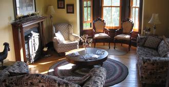 Magnetic Hill Winery and B&B - Moncton - Living room