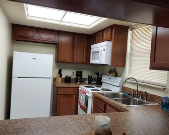 2 Bedroom, 1 Full Bath with fenced in yard. Close to Springs, Boat ramp & Beach. - Crystal River - Kitchen