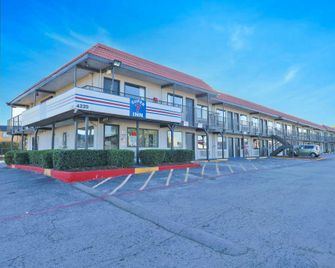 Super 7 Inn Dallas-Southwest - Dallas - Edificio