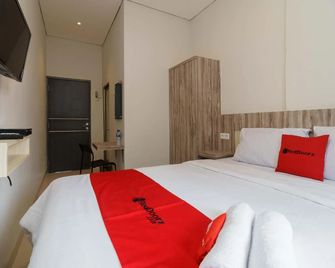 RedDoorz Syariah Near Rsud Siti Fatimah Palembang - Palembang