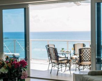 Caribbean Club Luxury Condo Hotel - Grande Caimão - Quarto